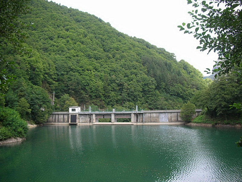 Isola Santa, un paese sul lago.